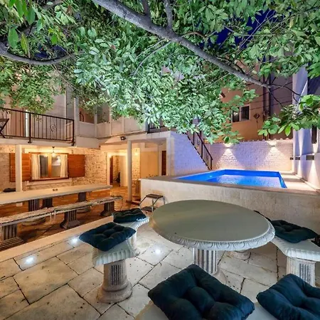 Heritage In Center With Pool- Apartment *