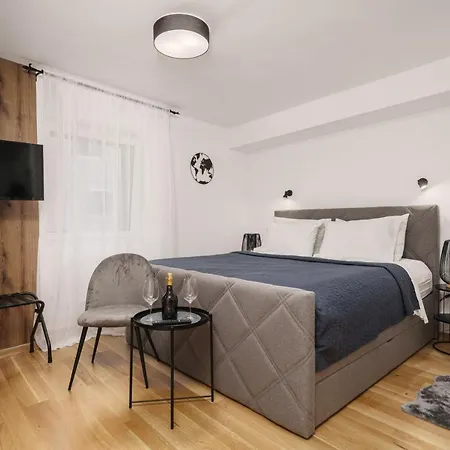 Heritage In Center With Pool- Apartment