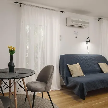 Heritage In Center With Pool- Апартаменты *