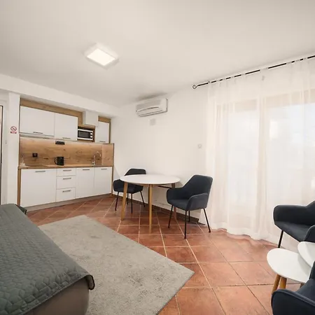 Heritage In Center With Pool- *