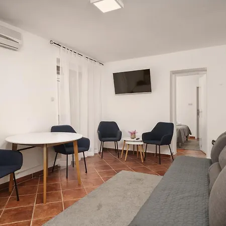 Heritage In Center With Pool-