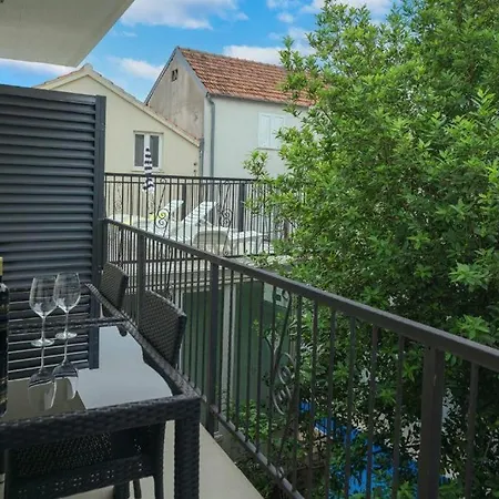 Heritage In Center With Pool-
