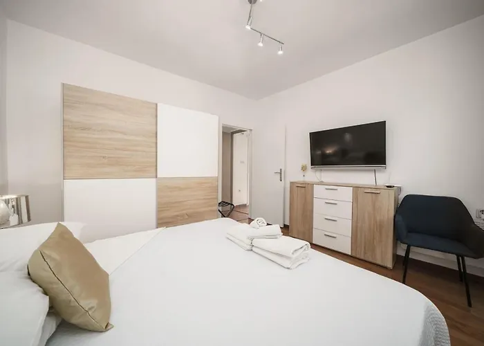 Heritage In Center With Pool- *