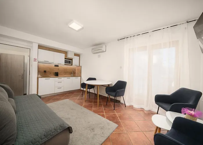 Heritage In Center With Pool- *