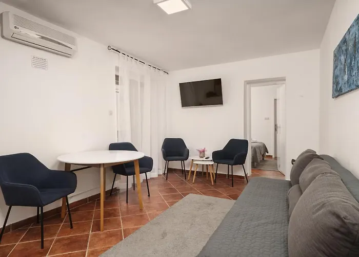 Heritage In Center With Pool-